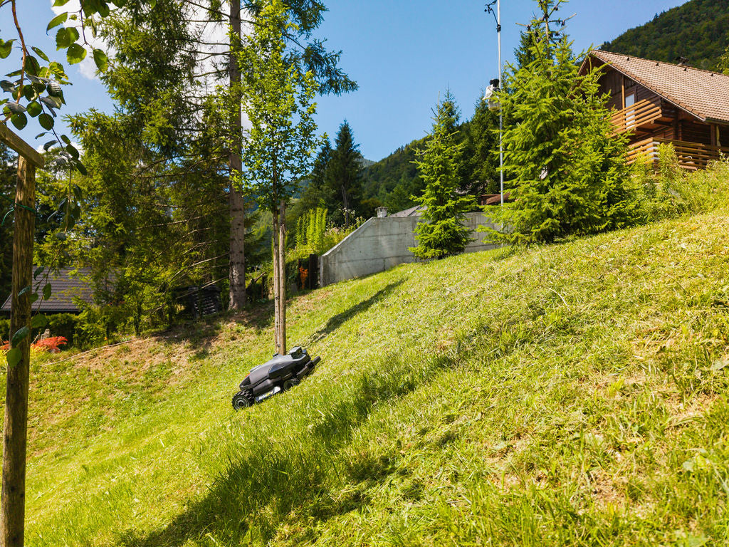 RoboUP Rhino Pro AWD (5.000m²)